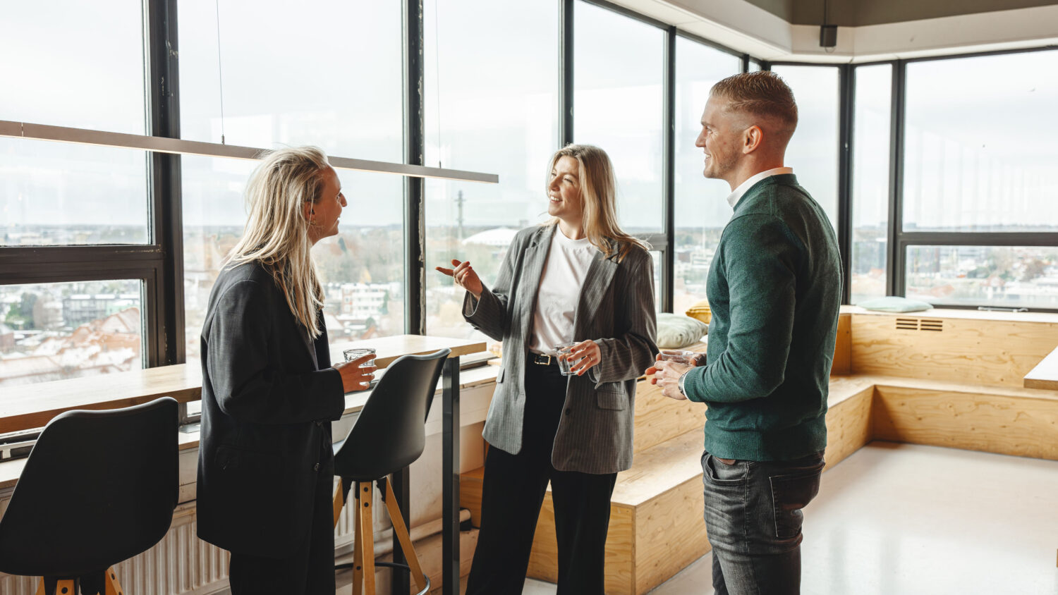 Collega's praten met elkaar