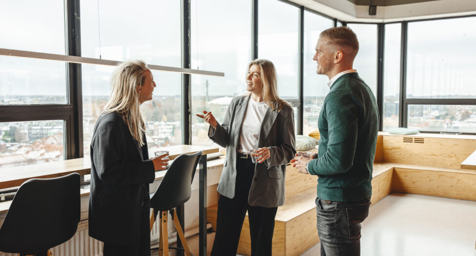 Collega's praten met elkaar