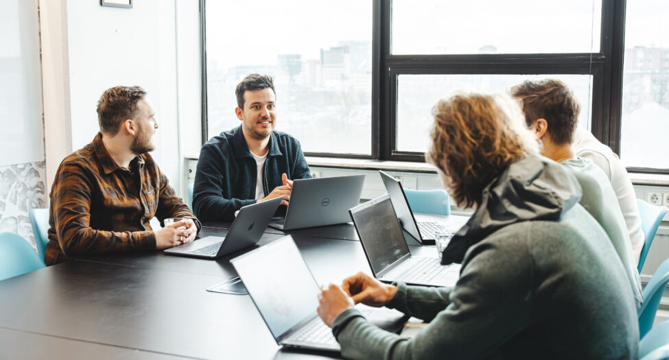 collega's aan het sparren