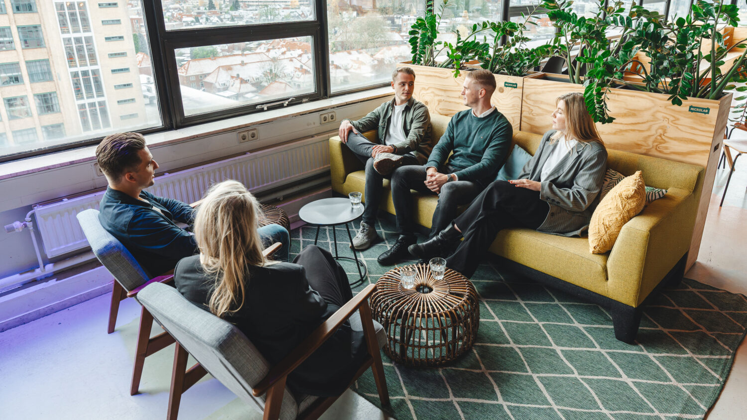 Meeting met collega's zittend