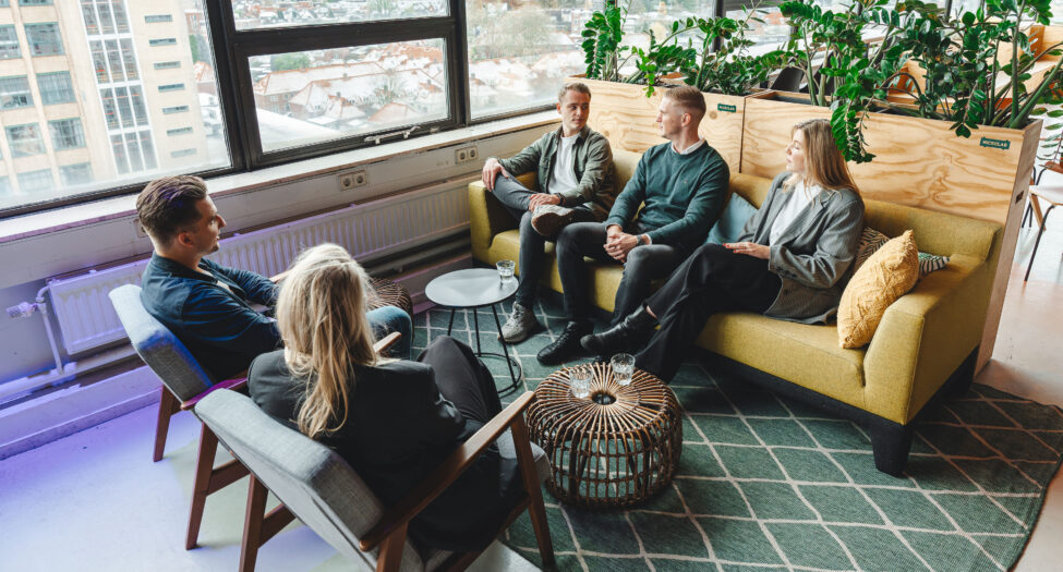 Meeting met collega's zittend