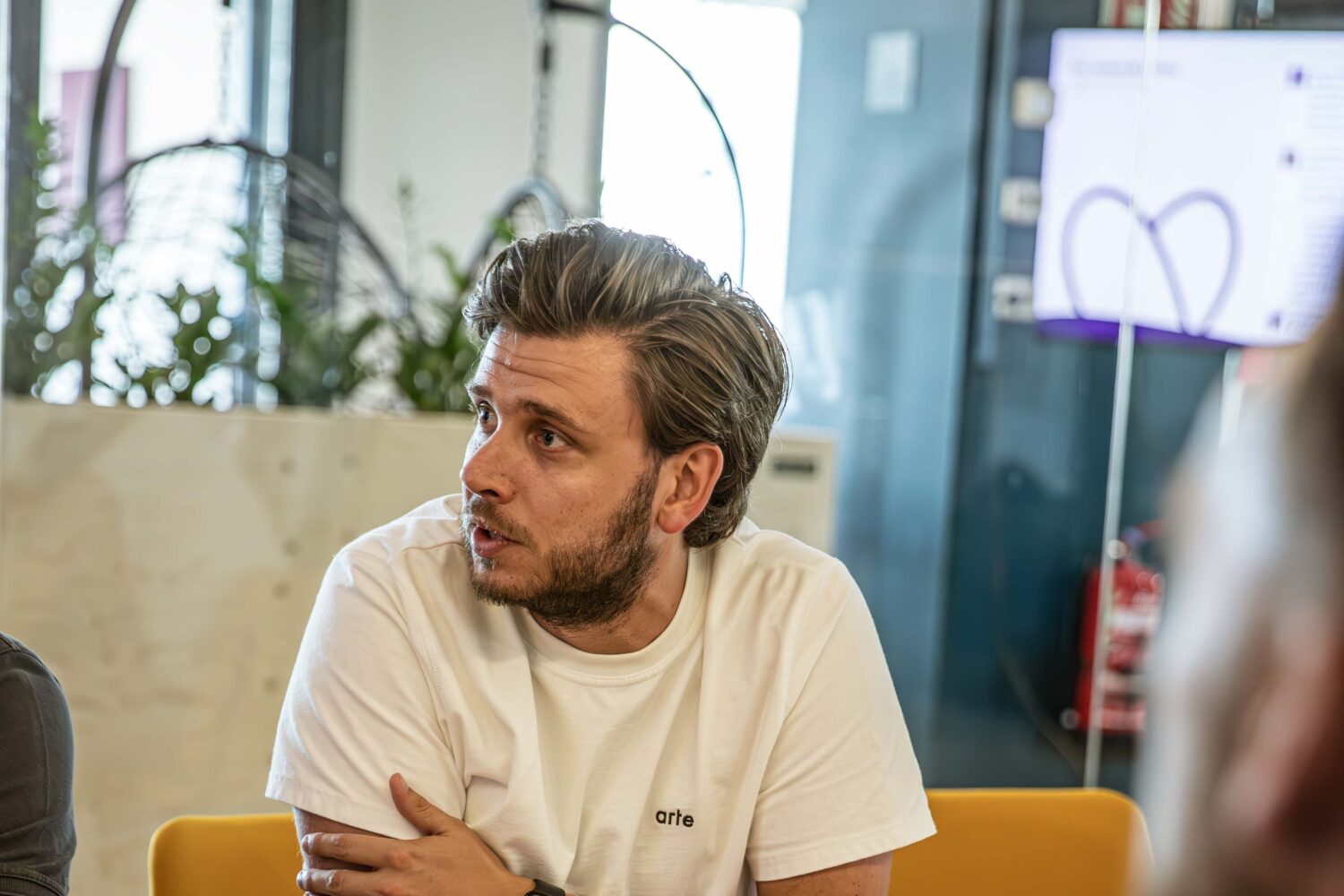 Dennis aan bureau