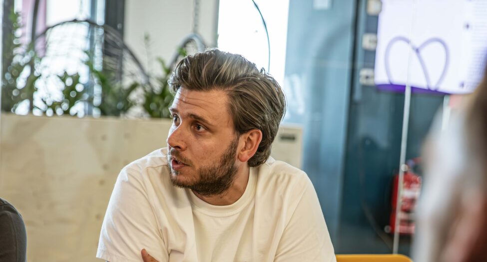 Dennis aan bureau